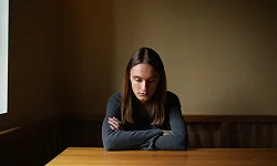 Грустная женщина